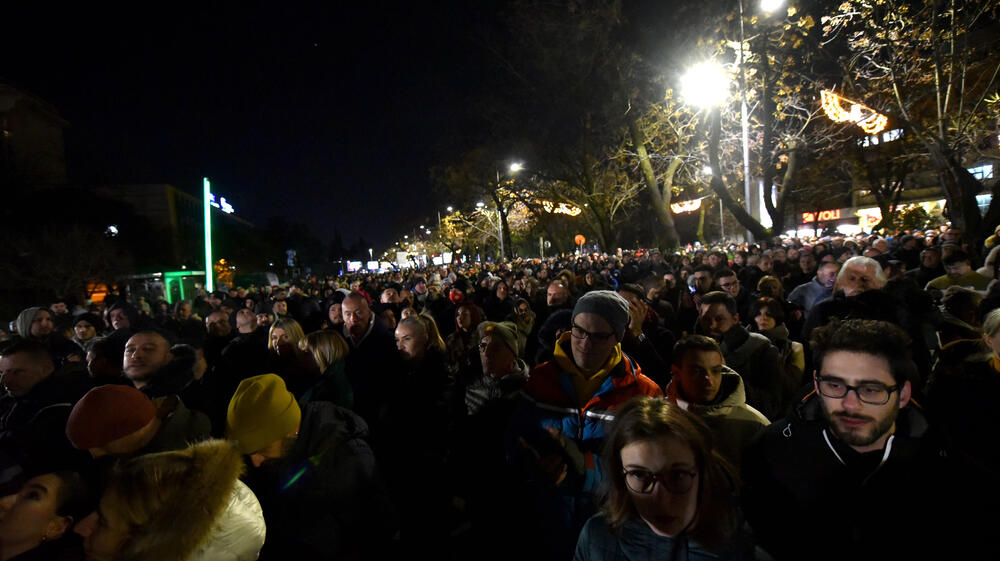 <p>Vršilac dužnosti (v.d.) direktora Uprave policije Lazar Šćepanović rekao je u emisiji "Načisto" na Televiziji Vijesti da je dobio poruku od saradnika, da je prema procjeni policije na večerašnjem protestu organizacije "Kamo Śutra?" bilo oko 6.000 ljudi</p>