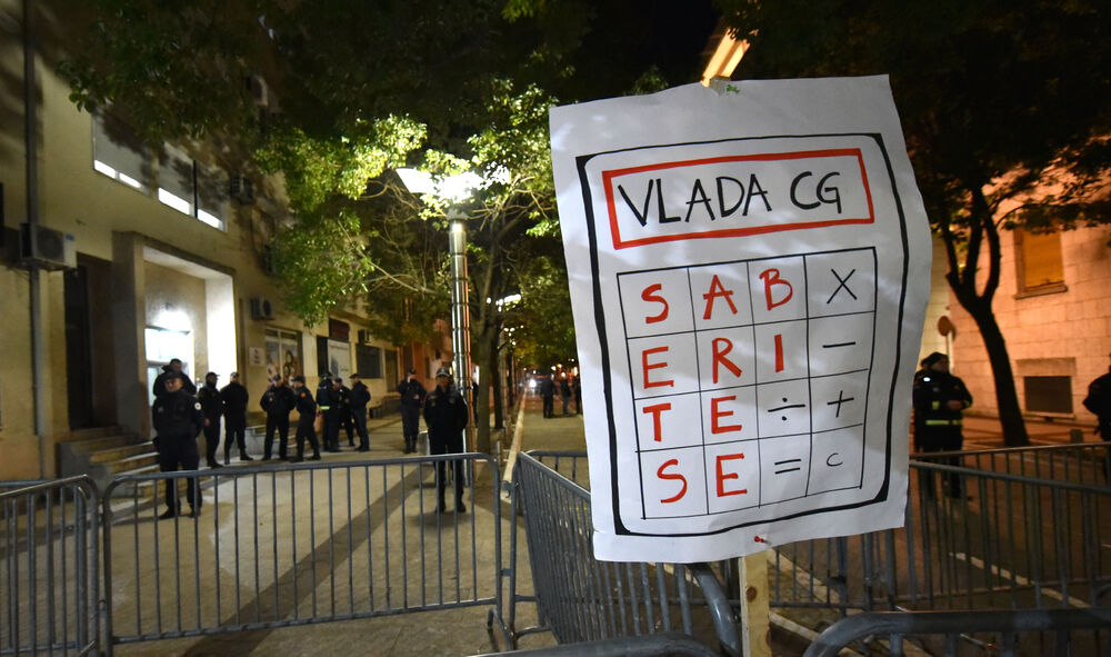 <p>Vršilac dužnosti (v.d.) direktora Uprave policije Lazar Šćepanović rekao je u emisiji "Načisto" na Televiziji Vijesti da je dobio poruku od saradnika, da je prema procjeni policije na večerašnjem protestu organizacije "Kamo Śutra?" bilo oko 6.000 ljudi</p>