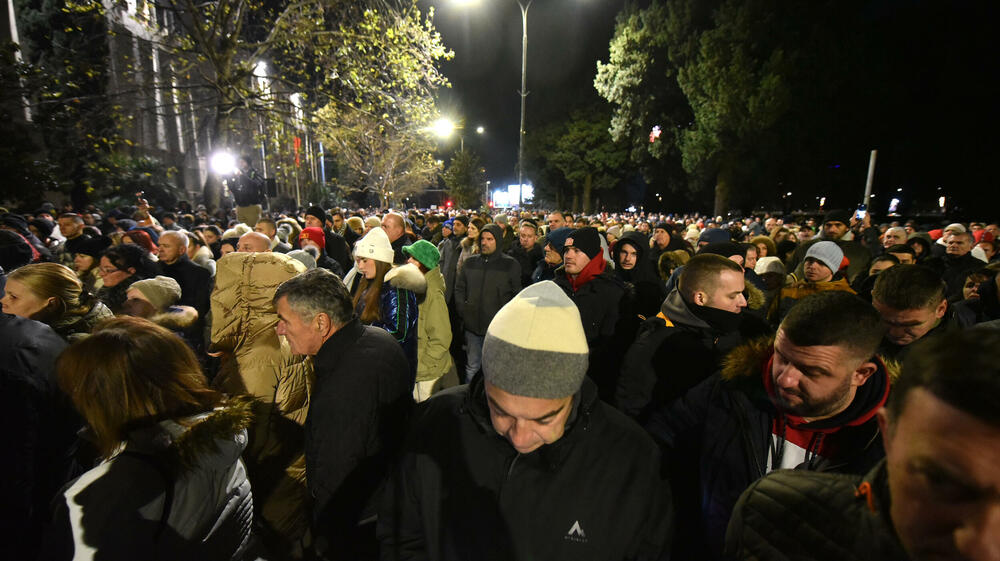 <p>Vršilac dužnosti (v.d.) direktora Uprave policije Lazar Šćepanović rekao je u emisiji "Načisto" na Televiziji Vijesti da je dobio poruku od saradnika, da je prema procjeni policije na večerašnjem protestu organizacije "Kamo Śutra?" bilo oko 6.000 ljudi</p>