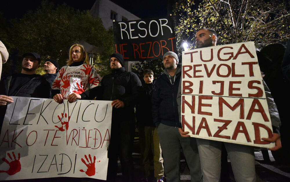 <p>Vršilac dužnosti (v.d.) direktora Uprave policije Lazar Šćepanović rekao je u emisiji "Načisto" na Televiziji Vijesti da je dobio poruku od saradnika, da je prema procjeni policije na večerašnjem protestu organizacije "Kamo Śutra?" bilo oko 6.000 ljudi</p>