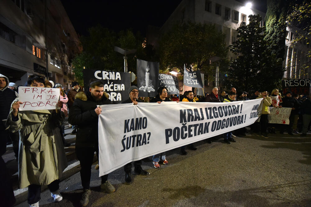 <p>Vršilac dužnosti (v.d.) direktora Uprave policije Lazar Šćepanović rekao je u emisiji "Načisto" na Televiziji Vijesti da je dobio poruku od saradnika, da je prema procjeni policije na večerašnjem protestu organizacije "Kamo Śutra?" bilo oko 6.000 ljudi</p>