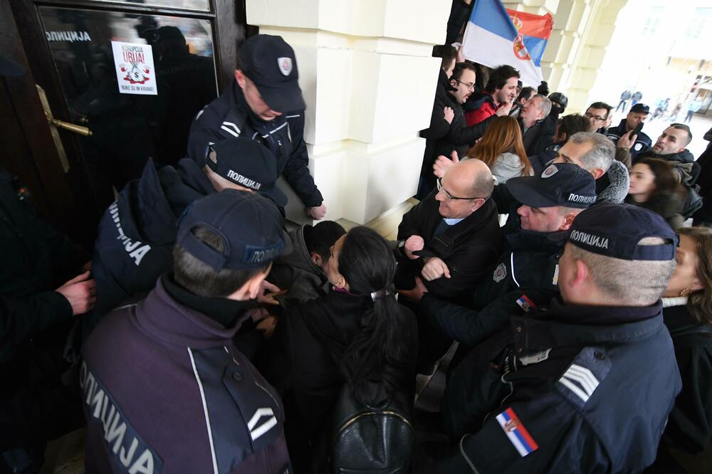 Nekoliko gradskih odbornika iz Novog Sada i poslanika u Skupštini Vojvodine blokiralo je danas Gradsku kuću u Novom Sadu, Foto: BETAPHOTO/DRAGAN GOJIC