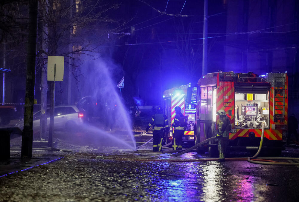 <p>Rusija je lansirala 39 dronova Šahid i četiri balističke rakete. Ukrajinska PVO oborila je dvije rakete i 24 drona. Dronovi i rakete su oboreni u Poltavi, Sumi, Harkovu, Čerkasiju, Černigovu, Kijevu, Hmeljnickom, Žitomiru, Kirovogradu, Dnjepropetrovsku, Hersonu i Donjecku</p>