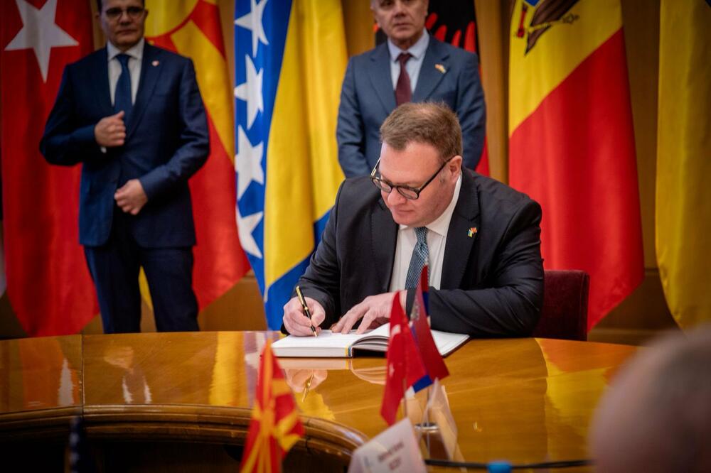 <p>Iz MVP je saopšteno da je državni sekretar tog ministarstva, ambasador Periša Kastratović, učestvovao na ministarskom sastanku "Ukrajina – Jugoistočna Evropa" u Kijevu, na poziv ministra vanjskih poslova Ukrajine Andrija Sibihe</p>