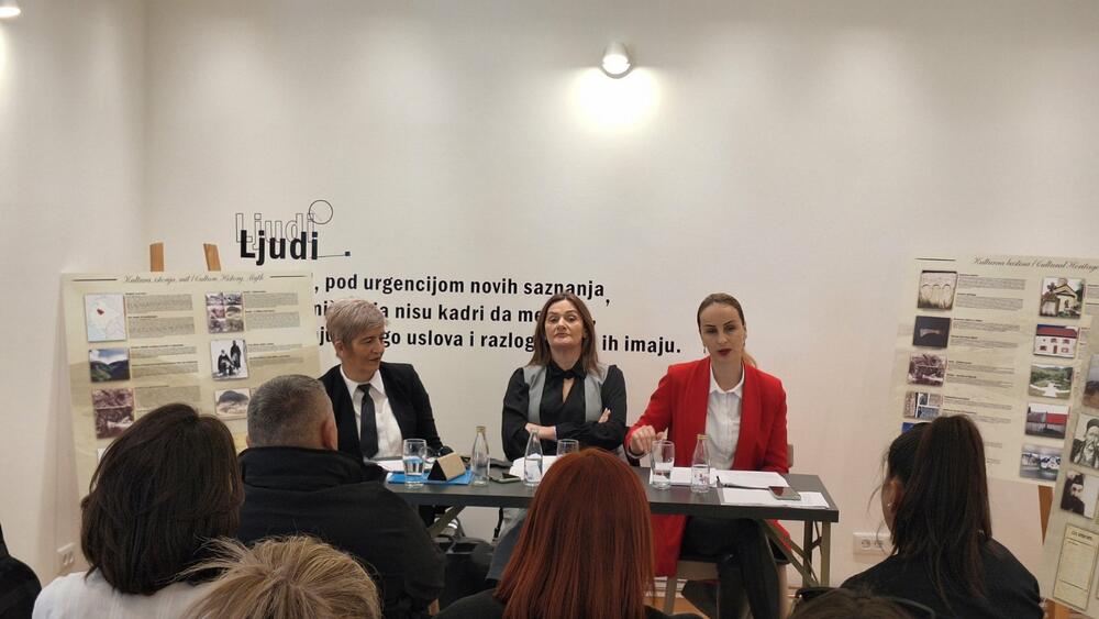 <p>Na okruglom stolu na temu „Jedno slovo, jedan glas“, panelistkinje doc. dr Nataša Jovović i profesorica Senka Đurović ukazale su na značaj reformi jezika Vuka Stefanovića Karadžića</p>