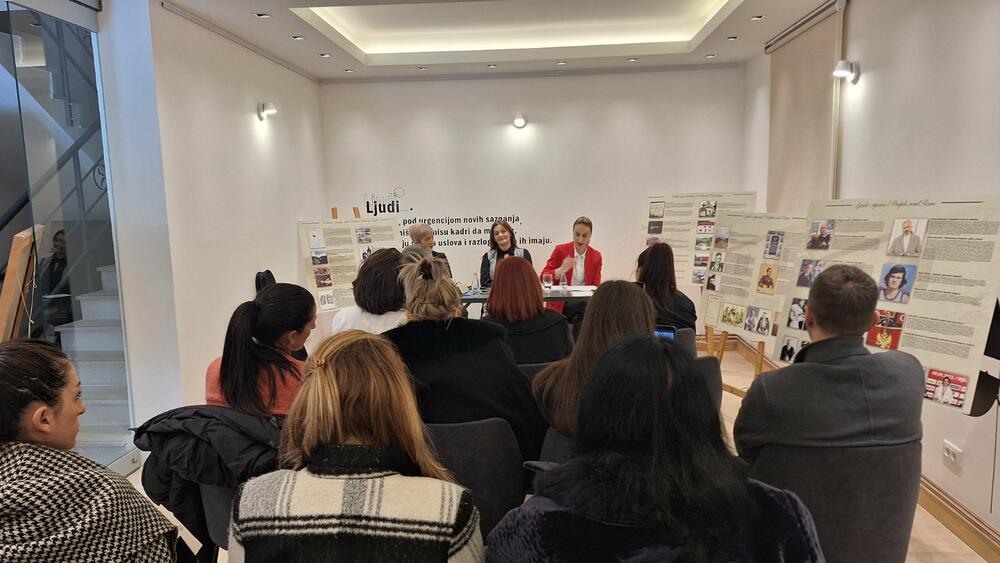 <p>Na okruglom stolu na temu „Jedno slovo, jedan glas“, panelistkinje doc. dr Nataša Jovović i profesorica Senka Đurović ukazale su na značaj reformi jezika Vuka Stefanovića Karadžića</p>