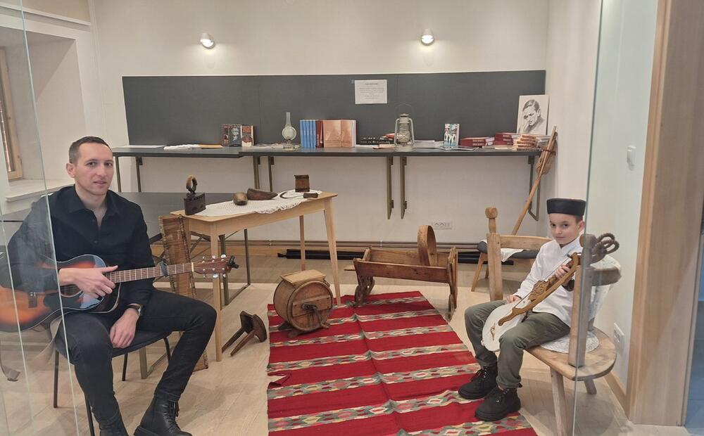 <p>Na okruglom stolu na temu „Jedno slovo, jedan glas“, panelistkinje doc. dr Nataša Jovović i profesorica Senka Đurović ukazale su na značaj reformi jezika Vuka Stefanovića Karadžića</p>