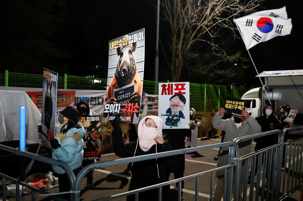 <p>Pristalice konzervativnog lidera su polomile prozore i ulaze i upale u sud</p>