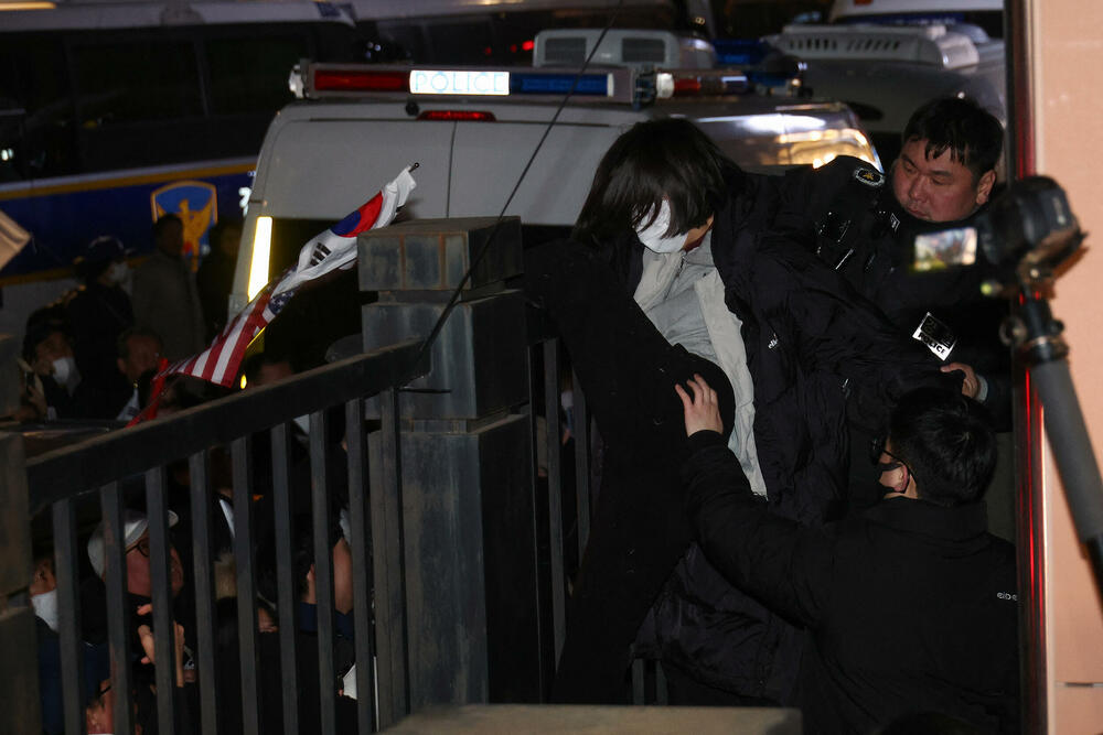 <p>Pristalice konzervativnog lidera su polomile prozore i ulaze i upale u sud</p>