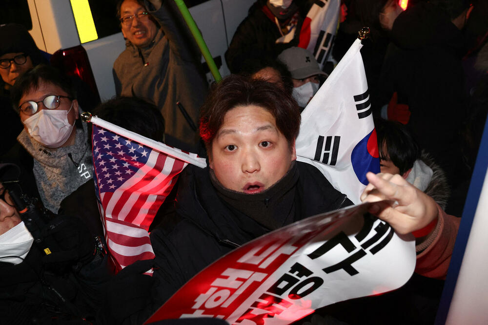 <p>Pristalice konzervativnog lidera su polomile prozore i ulaze i upale u sud</p>