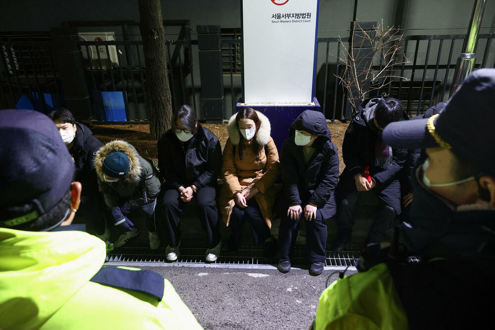 <p>Pristalice konzervativnog lidera su polomile prozore i ulaze i upale u sud</p>