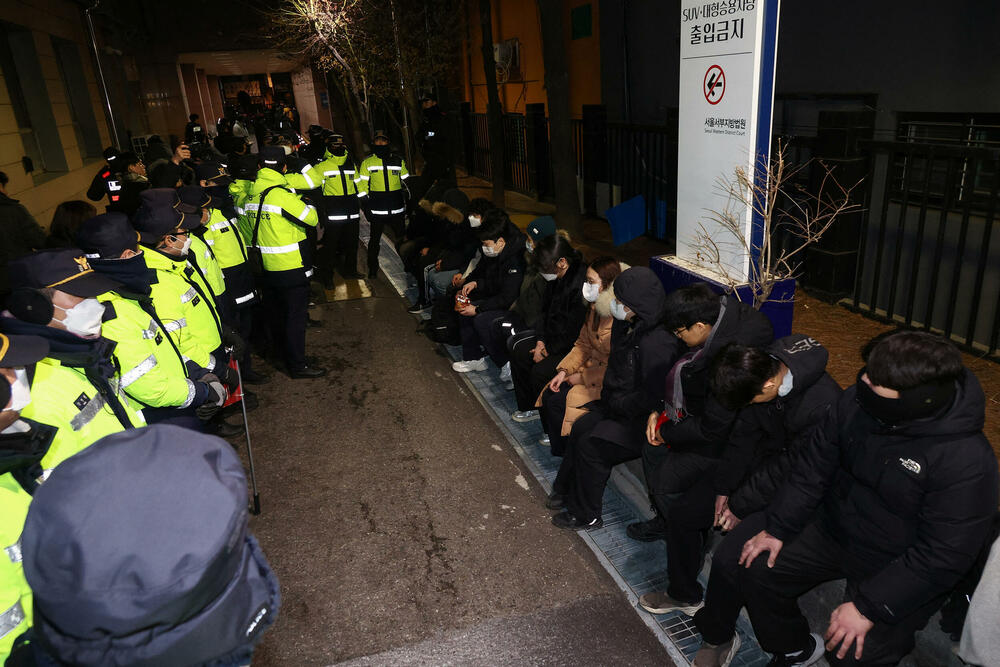 <p>Pristalice konzervativnog lidera su polomile prozore i ulaze i upale u sud</p>