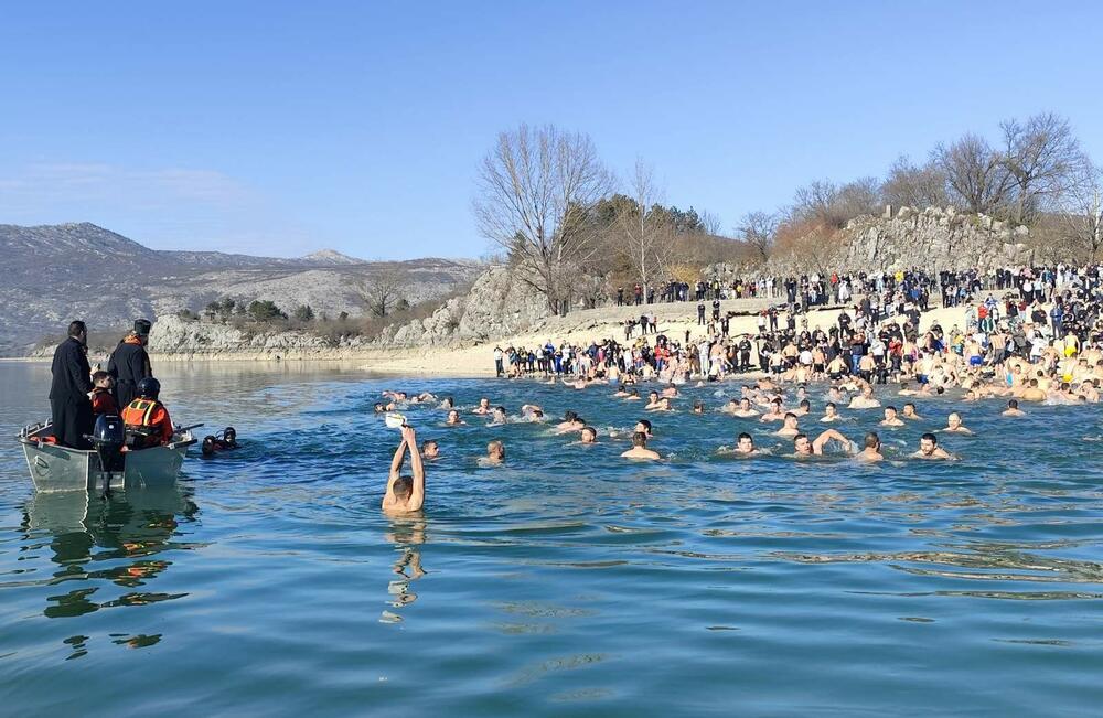 <p>Bogojavljenje je hrišćanski praznik koji se slavi 19. januara</p>