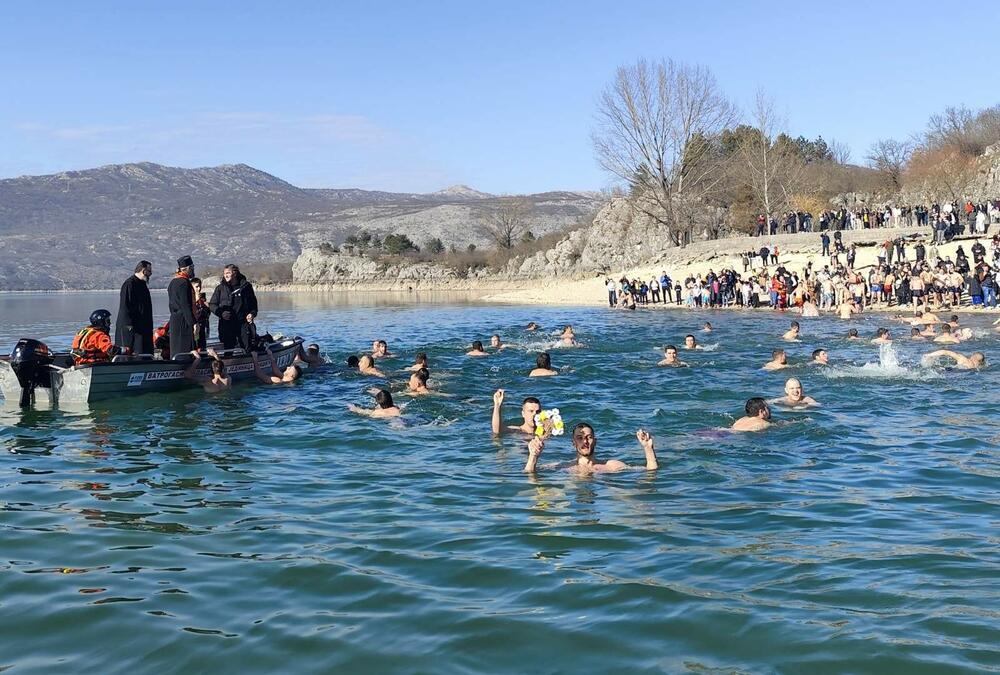 <p>Bogojavljenje je hrišćanski praznik koji se slavi 19. januara</p>