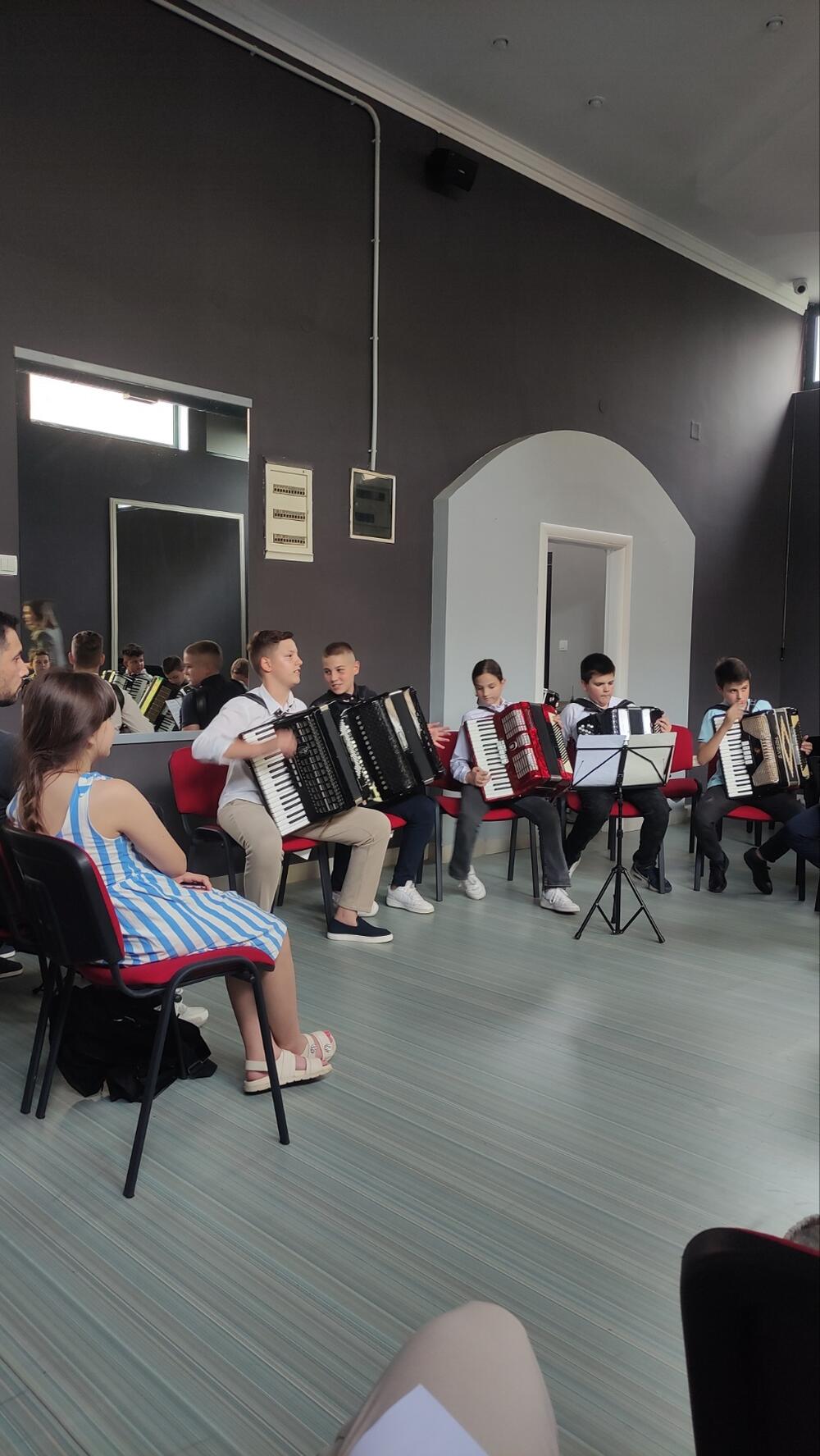 Nemanja Vukčević svira u orkestru