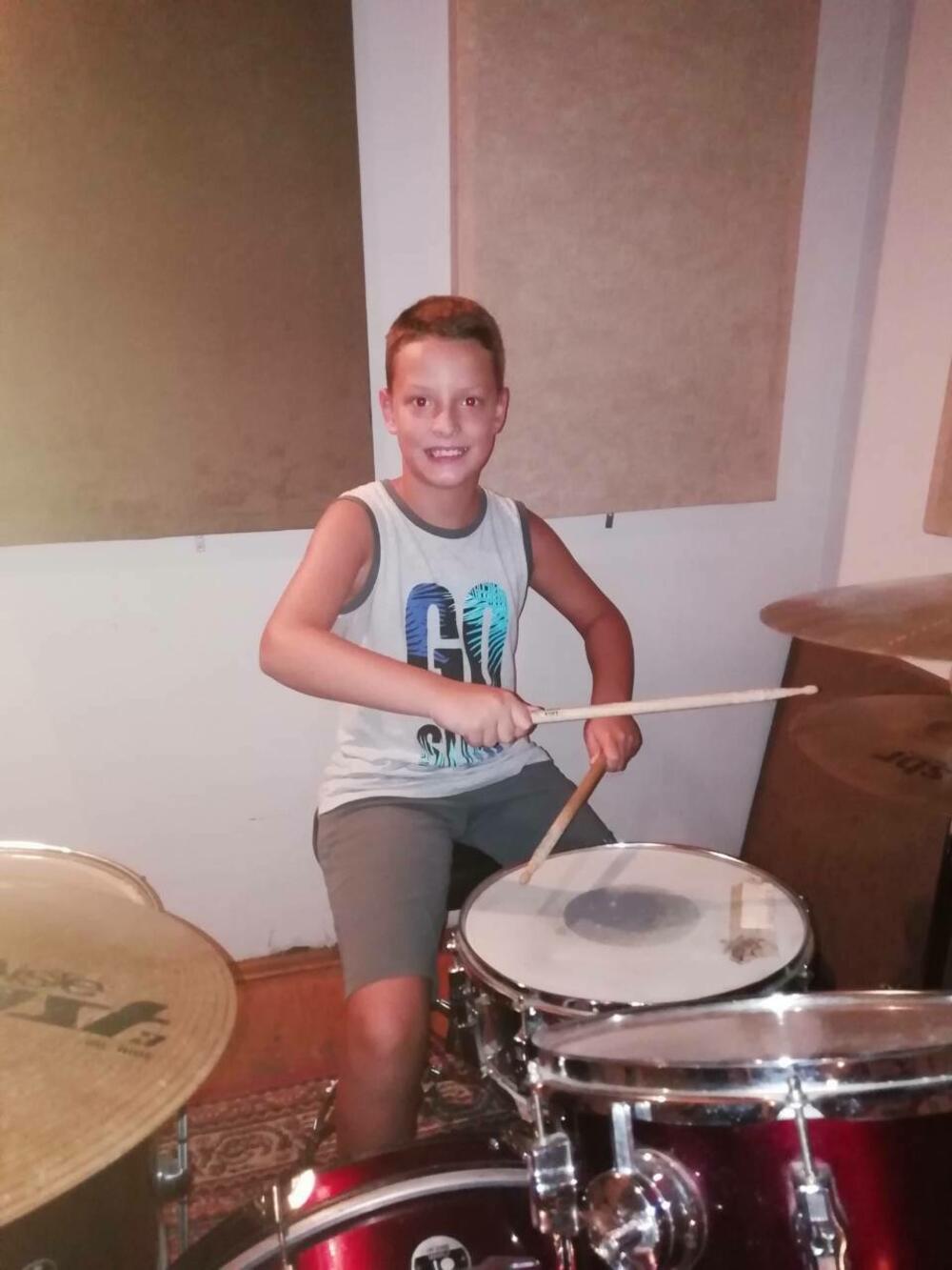Nemanja Vukčević naučio da svira i bubnjeve