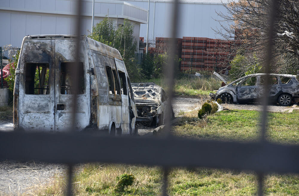 <p>Iz Uprave policije "Vijestima" je nezvanično rečeno da im je požar u naselju Dahna, prijavljen jutros oko 4 sata</p>