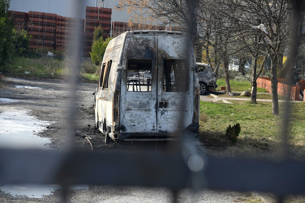 <p>Iz Uprave policije "Vijestima" je nezvanično rečeno da im je požar u naselju Dahna, prijavljen jutros oko 4 sata</p>