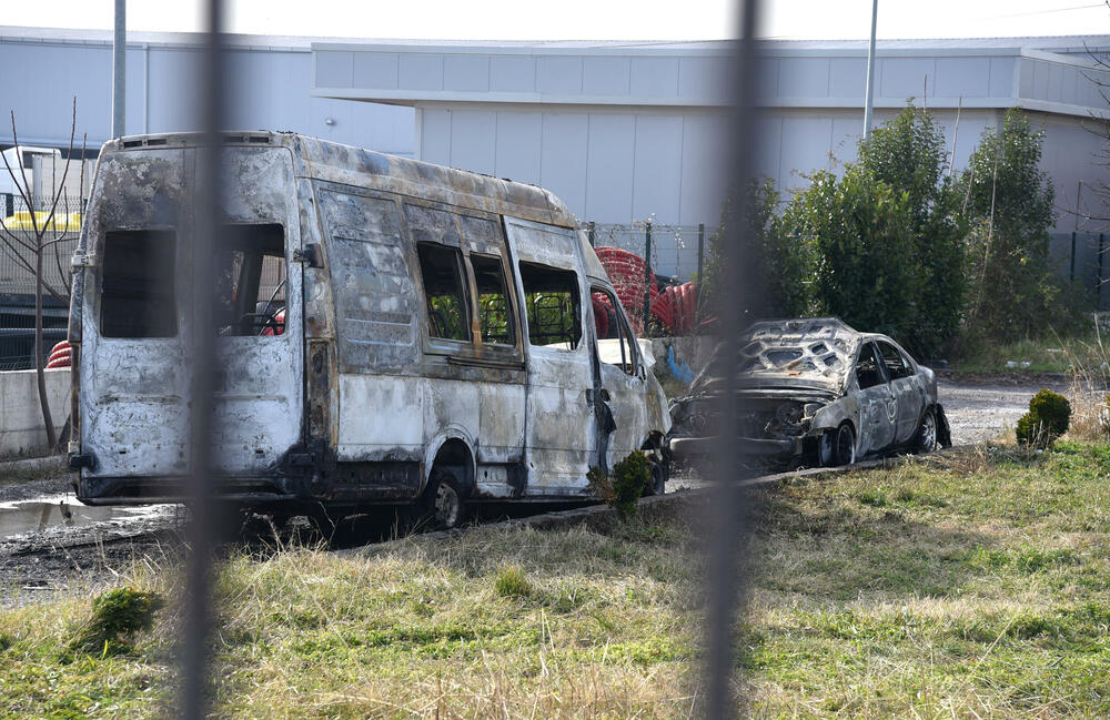 <p>Iz Uprave policije "Vijestima" je nezvanično rečeno da im je požar u naselju Dahna, prijavljen jutros oko 4 sata</p>