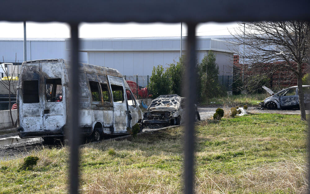 <p>Iz Uprave policije "Vijestima" je nezvanično rečeno da im je požar u naselju Dahna, prijavljen jutros oko 4 sata</p>