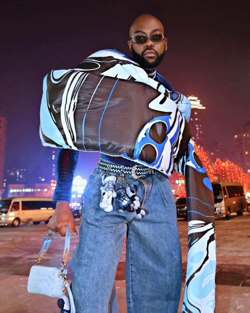 Influenser Rich Mnisi nosi model iz kolekcije Ane Krgović