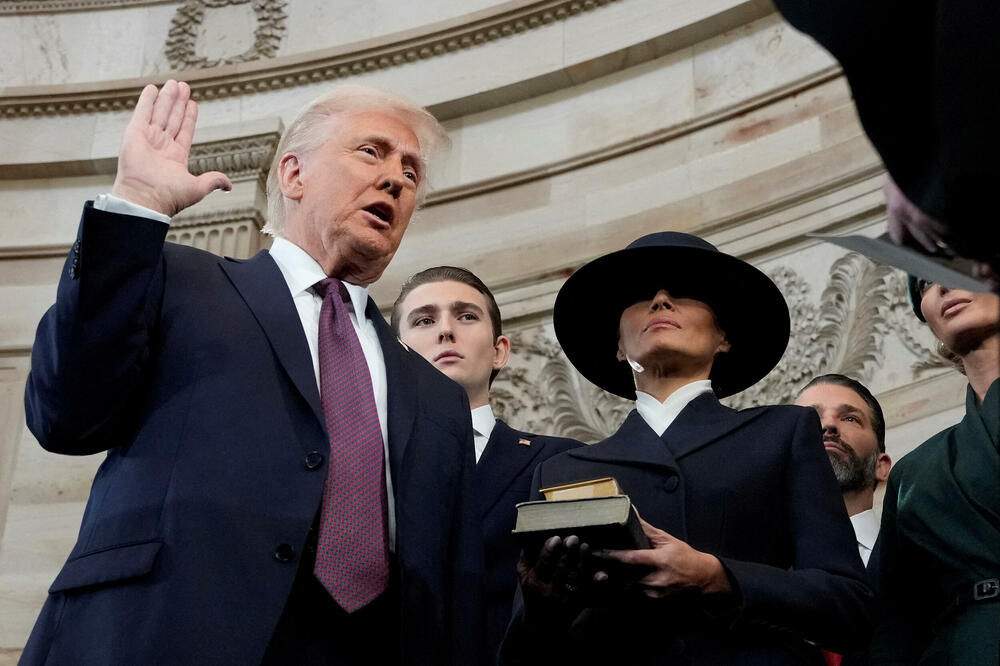 Donald Tramp polaže zakletvu dok njegova supruga Melanija drži Bibliju tokom 60. predsjedničke inauguracije u SAD, Foto: Rojters