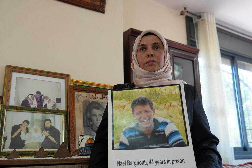 Eman Nafe sa fotografijom svog supruga Naela Bargutija koji je 44 godine u izraelskom zatvoru, Foto: REUTERS