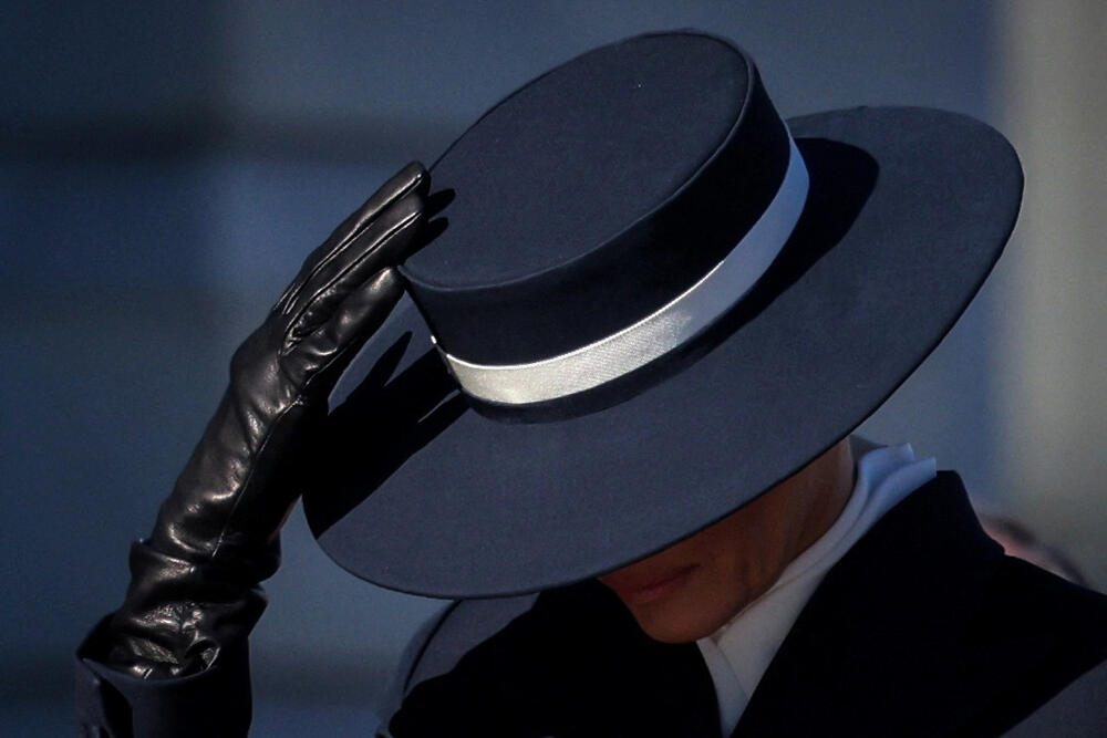 <p>Donald Tramp preuzeo je juče dužnost predsjednika SAD nakon ceremonije inauguracije koja je održana unutar zgrade Kapitola zbog niskih temperatura.</p>  <p>Brojni tehnološki lideri koji su nastojali da pridobiju naklonost nove administracije - uključujući trojicu najbogatijih ljudi na svijetu - imali su istaknuta mjesta na bini, pored nominovanih članova kabineta i članova Trampove porodice. Prisutni su bili i bivši predsjednici Barak Obama, Džordž Buš, Bil Klinton,odlazeći Bajden i njegova potpredsjednica Kamala Haris, koja je izgubila od Trampa u novembru.</p>  <p>Pogledajte kako je protekla inauguracija kroz objektive Rojtersovih fotoreportera.</p>