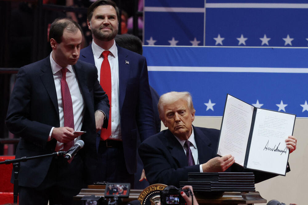 <p>Donald Tramp preuzeo je juče dužnost predsjednika SAD nakon ceremonije inauguracije koja je održana unutar zgrade Kapitola zbog niskih temperatura.</p>  <p>Brojni tehnološki lideri koji su nastojali da pridobiju naklonost nove administracije - uključujući trojicu najbogatijih ljudi na svijetu - imali su istaknuta mjesta na bini, pored nominovanih članova kabineta i članova Trampove porodice. Prisutni su bili i bivši predsjednici Barak Obama, Džordž Buš, Bil Klinton,odlazeći Bajden i njegova potpredsjednica Kamala Haris, koja je izgubila od Trampa u novembru.</p>  <p>Pogledajte kako je protekla inauguracija kroz objektive Rojtersovih fotoreportera.</p>