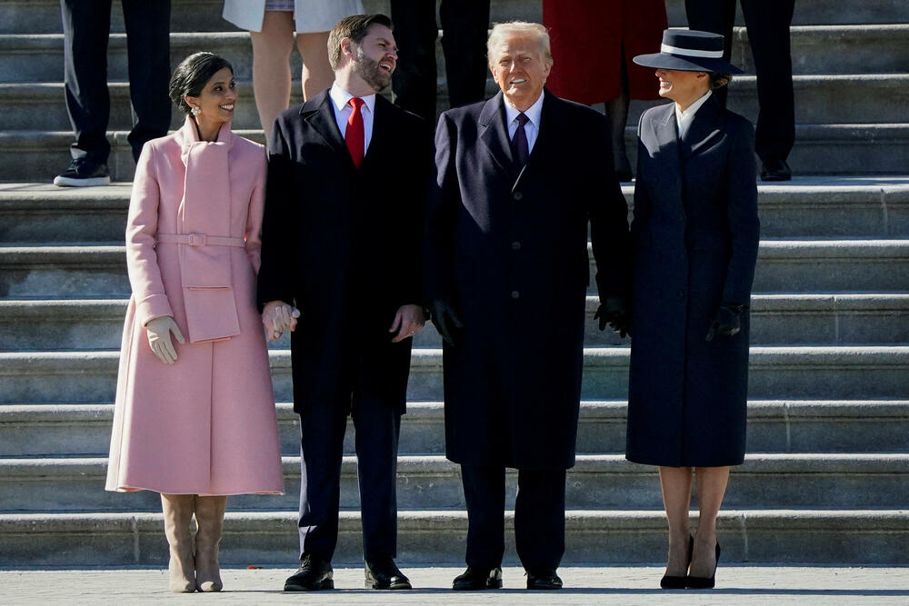 <p>Donald Tramp preuzeo je juče dužnost predsjednika SAD nakon ceremonije inauguracije koja je održana unutar zgrade Kapitola zbog niskih temperatura.</p>  <p>Brojni tehnološki lideri koji su nastojali da pridobiju naklonost nove administracije - uključujući trojicu najbogatijih ljudi na svijetu - imali su istaknuta mjesta na bini, pored nominovanih članova kabineta i članova Trampove porodice. Prisutni su bili i bivši predsjednici Barak Obama, Džordž Buš, Bil Klinton,odlazeći Bajden i njegova potpredsjednica Kamala Haris, koja je izgubila od Trampa u novembru.</p>  <p>Pogledajte kako je protekla inauguracija kroz objektive Rojtersovih fotoreportera.</p>