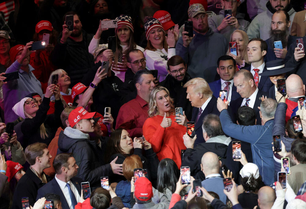 <p>Donald Tramp preuzeo je juče dužnost predsjednika SAD nakon ceremonije inauguracije koja je održana unutar zgrade Kapitola zbog niskih temperatura.</p>  <p>Brojni tehnološki lideri koji su nastojali da pridobiju naklonost nove administracije - uključujući trojicu najbogatijih ljudi na svijetu - imali su istaknuta mjesta na bini, pored nominovanih članova kabineta i članova Trampove porodice. Prisutni su bili i bivši predsjednici Barak Obama, Džordž Buš, Bil Klinton,odlazeći Bajden i njegova potpredsjednica Kamala Haris, koja je izgubila od Trampa u novembru.</p>  <p>Pogledajte kako je protekla inauguracija kroz objektive Rojtersovih fotoreportera.</p>
