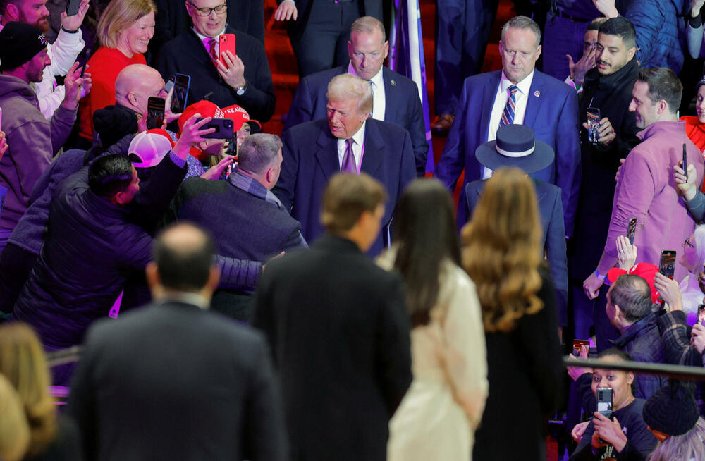 <p>Donald Tramp preuzeo je juče dužnost predsjednika SAD nakon ceremonije inauguracije koja je održana unutar zgrade Kapitola zbog niskih temperatura.</p>  <p>Brojni tehnološki lideri koji su nastojali da pridobiju naklonost nove administracije - uključujući trojicu najbogatijih ljudi na svijetu - imali su istaknuta mjesta na bini, pored nominovanih članova kabineta i članova Trampove porodice. Prisutni su bili i bivši predsjednici Barak Obama, Džordž Buš, Bil Klinton,odlazeći Bajden i njegova potpredsjednica Kamala Haris, koja je izgubila od Trampa u novembru.</p>  <p>Pogledajte kako je protekla inauguracija kroz objektive Rojtersovih fotoreportera.</p>