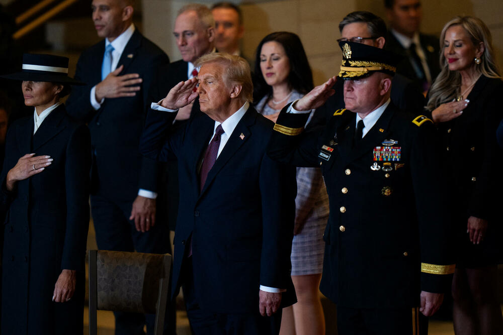 <p>Donald Tramp preuzeo je juče dužnost predsjednika SAD nakon ceremonije inauguracije koja je održana unutar zgrade Kapitola zbog niskih temperatura.</p>  <p>Brojni tehnološki lideri koji su nastojali da pridobiju naklonost nove administracije - uključujući trojicu najbogatijih ljudi na svijetu - imali su istaknuta mjesta na bini, pored nominovanih članova kabineta i članova Trampove porodice. Prisutni su bili i bivši predsjednici Barak Obama, Džordž Buš, Bil Klinton,odlazeći Bajden i njegova potpredsjednica Kamala Haris, koja je izgubila od Trampa u novembru.</p>  <p>Pogledajte kako je protekla inauguracija kroz objektive Rojtersovih fotoreportera.</p>