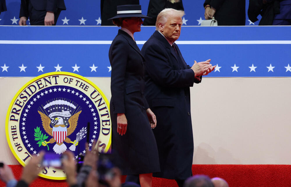 <p>Donald Tramp preuzeo je juče dužnost predsjednika SAD nakon ceremonije inauguracije koja je održana unutar zgrade Kapitola zbog niskih temperatura.</p>  <p>Brojni tehnološki lideri koji su nastojali da pridobiju naklonost nove administracije - uključujući trojicu najbogatijih ljudi na svijetu - imali su istaknuta mjesta na bini, pored nominovanih članova kabineta i članova Trampove porodice. Prisutni su bili i bivši predsjednici Barak Obama, Džordž Buš, Bil Klinton,odlazeći Bajden i njegova potpredsjednica Kamala Haris, koja je izgubila od Trampa u novembru.</p>  <p>Pogledajte kako je protekla inauguracija kroz objektive Rojtersovih fotoreportera.</p>