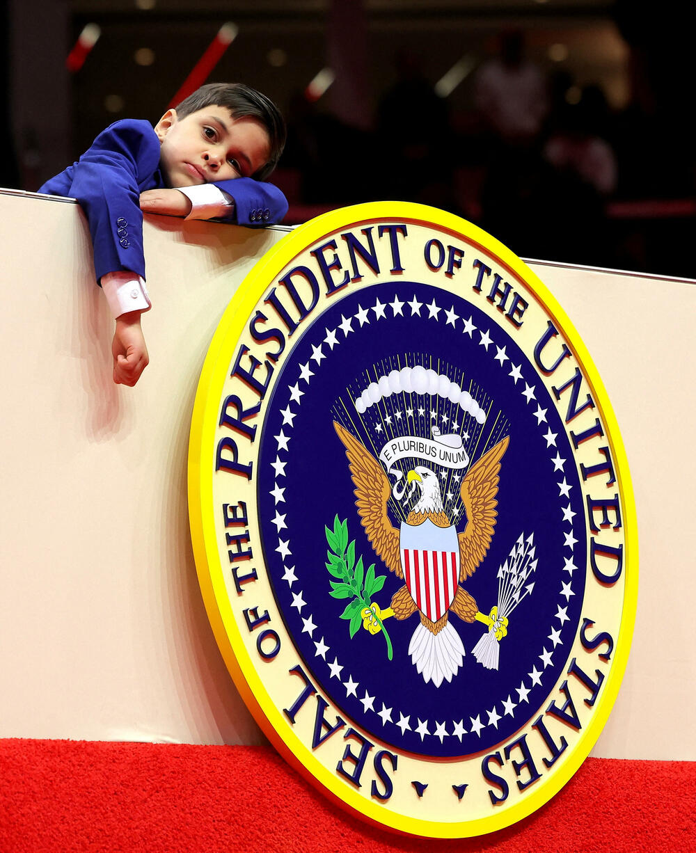 <p>Donald Tramp preuzeo je juče dužnost predsjednika SAD nakon ceremonije inauguracije koja je održana unutar zgrade Kapitola zbog niskih temperatura.</p>  <p>Brojni tehnološki lideri koji su nastojali da pridobiju naklonost nove administracije - uključujući trojicu najbogatijih ljudi na svijetu - imali su istaknuta mjesta na bini, pored nominovanih članova kabineta i članova Trampove porodice. Prisutni su bili i bivši predsjednici Barak Obama, Džordž Buš, Bil Klinton,odlazeći Bajden i njegova potpredsjednica Kamala Haris, koja je izgubila od Trampa u novembru.</p>  <p>Pogledajte kako je protekla inauguracija kroz objektive Rojtersovih fotoreportera.</p>