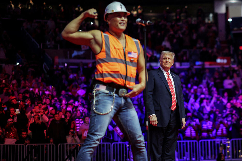 <p>Donald Tramp preuzeo je juče dužnost predsjednika SAD nakon ceremonije inauguracije koja je održana unutar zgrade Kapitola zbog niskih temperatura.</p>  <p>Brojni tehnološki lideri koji su nastojali da pridobiju naklonost nove administracije - uključujući trojicu najbogatijih ljudi na svijetu - imali su istaknuta mjesta na bini, pored nominovanih članova kabineta i članova Trampove porodice. Prisutni su bili i bivši predsjednici Barak Obama, Džordž Buš, Bil Klinton,odlazeći Bajden i njegova potpredsjednica Kamala Haris, koja je izgubila od Trampa u novembru.</p>  <p>Pogledajte kako je protekla inauguracija kroz objektive Rojtersovih fotoreportera.</p>