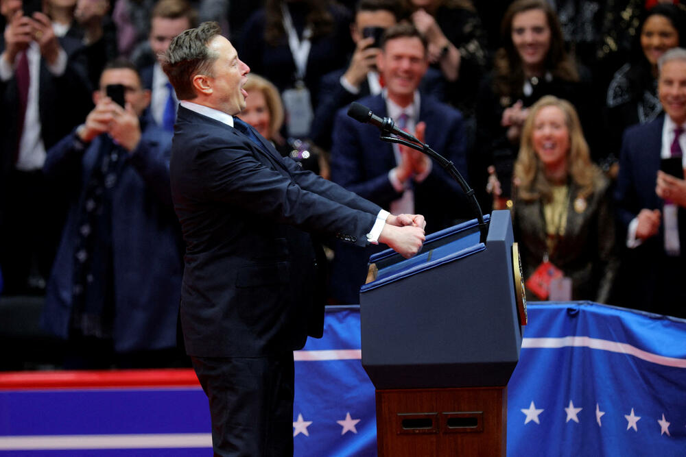 <p>Donald Tramp preuzeo je juče dužnost predsjednika SAD nakon ceremonije inauguracije koja je održana unutar zgrade Kapitola zbog niskih temperatura.</p>  <p>Brojni tehnološki lideri koji su nastojali da pridobiju naklonost nove administracije - uključujući trojicu najbogatijih ljudi na svijetu - imali su istaknuta mjesta na bini, pored nominovanih članova kabineta i članova Trampove porodice. Prisutni su bili i bivši predsjednici Barak Obama, Džordž Buš, Bil Klinton,odlazeći Bajden i njegova potpredsjednica Kamala Haris, koja je izgubila od Trampa u novembru.</p>  <p>Pogledajte kako je protekla inauguracija kroz objektive Rojtersovih fotoreportera.</p>