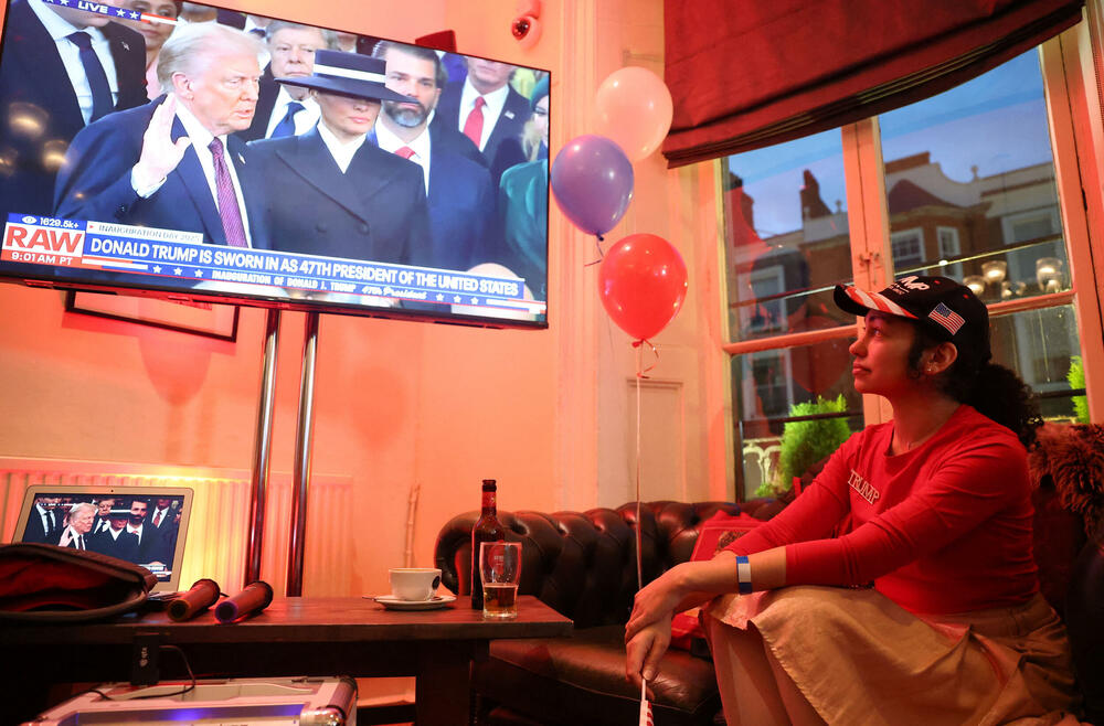 <p>Donald Tramp preuzeo je juče dužnost predsjednika SAD nakon ceremonije inauguracije koja je održana unutar zgrade Kapitola zbog niskih temperatura.</p>  <p>Brojni tehnološki lideri koji su nastojali da pridobiju naklonost nove administracije - uključujući trojicu najbogatijih ljudi na svijetu - imali su istaknuta mjesta na bini, pored nominovanih članova kabineta i članova Trampove porodice. Prisutni su bili i bivši predsjednici Barak Obama, Džordž Buš, Bil Klinton,odlazeći Bajden i njegova potpredsjednica Kamala Haris, koja je izgubila od Trampa u novembru.</p>  <p>Pogledajte kako je protekla inauguracija kroz objektive Rojtersovih fotoreportera.</p>