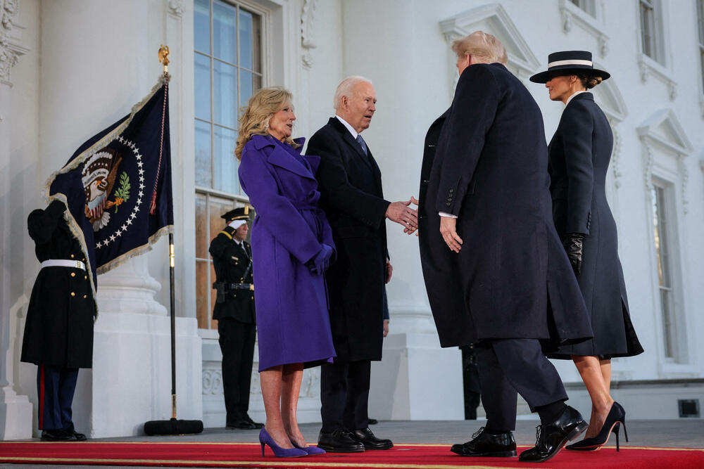 <p>Donald Tramp preuzeo je juče dužnost predsjednika SAD nakon ceremonije inauguracije koja je održana unutar zgrade Kapitola zbog niskih temperatura.</p>  <p>Brojni tehnološki lideri koji su nastojali da pridobiju naklonost nove administracije - uključujući trojicu najbogatijih ljudi na svijetu - imali su istaknuta mjesta na bini, pored nominovanih članova kabineta i članova Trampove porodice. Prisutni su bili i bivši predsjednici Barak Obama, Džordž Buš, Bil Klinton,odlazeći Bajden i njegova potpredsjednica Kamala Haris, koja je izgubila od Trampa u novembru.</p>  <p>Pogledajte kako je protekla inauguracija kroz objektive Rojtersovih fotoreportera.</p>