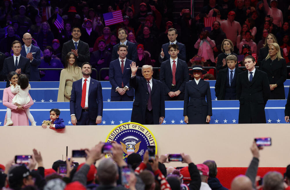 <p>Donald Tramp preuzeo je juče dužnost predsjednika SAD nakon ceremonije inauguracije koja je održana unutar zgrade Kapitola zbog niskih temperatura.</p>  <p>Brojni tehnološki lideri koji su nastojali da pridobiju naklonost nove administracije - uključujući trojicu najbogatijih ljudi na svijetu - imali su istaknuta mjesta na bini, pored nominovanih članova kabineta i članova Trampove porodice. Prisutni su bili i bivši predsjednici Barak Obama, Džordž Buš, Bil Klinton,odlazeći Bajden i njegova potpredsjednica Kamala Haris, koja je izgubila od Trampa u novembru.</p>  <p>Pogledajte kako je protekla inauguracija kroz objektive Rojtersovih fotoreportera.</p>
