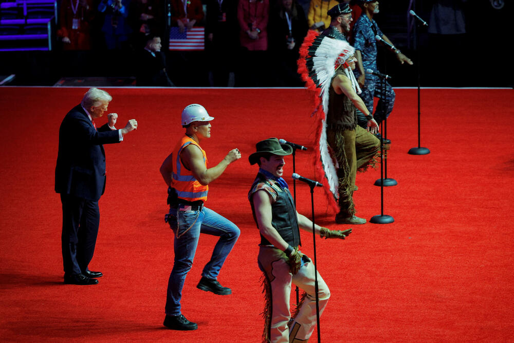 <p>Donald Tramp preuzeo je juče dužnost predsjednika SAD nakon ceremonije inauguracije koja je održana unutar zgrade Kapitola zbog niskih temperatura.</p>  <p>Brojni tehnološki lideri koji su nastojali da pridobiju naklonost nove administracije - uključujući trojicu najbogatijih ljudi na svijetu - imali su istaknuta mjesta na bini, pored nominovanih članova kabineta i članova Trampove porodice. Prisutni su bili i bivši predsjednici Barak Obama, Džordž Buš, Bil Klinton,odlazeći Bajden i njegova potpredsjednica Kamala Haris, koja je izgubila od Trampa u novembru.</p>  <p>Pogledajte kako je protekla inauguracija kroz objektive Rojtersovih fotoreportera.</p>