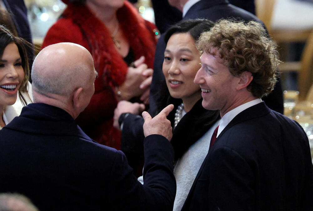 <p>Donald Tramp preuzeo je juče dužnost predsjednika SAD nakon ceremonije inauguracije koja je održana unutar zgrade Kapitola zbog niskih temperatura.</p>  <p>Brojni tehnološki lideri koji su nastojali da pridobiju naklonost nove administracije - uključujući trojicu najbogatijih ljudi na svijetu - imali su istaknuta mjesta na bini, pored nominovanih članova kabineta i članova Trampove porodice. Prisutni su bili i bivši predsjednici Barak Obama, Džordž Buš, Bil Klinton,odlazeći Bajden i njegova potpredsjednica Kamala Haris, koja je izgubila od Trampa u novembru.</p>  <p>Pogledajte kako je protekla inauguracija kroz objektive Rojtersovih fotoreportera.</p>