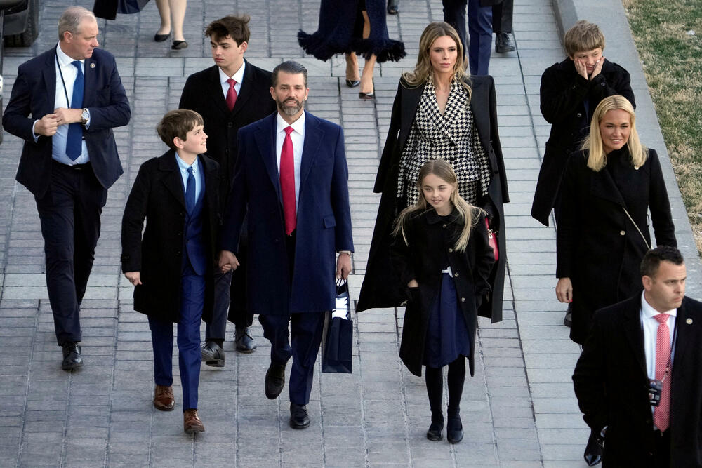 <p>Donald Tramp preuzeo je juče dužnost predsjednika SAD nakon ceremonije inauguracije koja je održana unutar zgrade Kapitola zbog niskih temperatura.</p>  <p>Brojni tehnološki lideri koji su nastojali da pridobiju naklonost nove administracije - uključujući trojicu najbogatijih ljudi na svijetu - imali su istaknuta mjesta na bini, pored nominovanih članova kabineta i članova Trampove porodice. Prisutni su bili i bivši predsjednici Barak Obama, Džordž Buš, Bil Klinton,odlazeći Bajden i njegova potpredsjednica Kamala Haris, koja je izgubila od Trampa u novembru.</p>  <p>Pogledajte kako je protekla inauguracija kroz objektive Rojtersovih fotoreportera.</p>