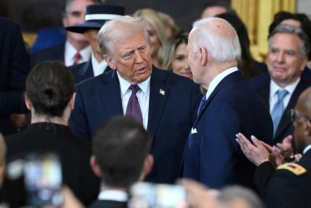 <p>Donald Tramp preuzeo je juče dužnost predsjednika SAD nakon ceremonije inauguracije koja je održana unutar zgrade Kapitola zbog niskih temperatura.</p>  <p>Brojni tehnološki lideri koji su nastojali da pridobiju naklonost nove administracije - uključujući trojicu najbogatijih ljudi na svijetu - imali su istaknuta mjesta na bini, pored nominovanih članova kabineta i članova Trampove porodice. Prisutni su bili i bivši predsjednici Barak Obama, Džordž Buš, Bil Klinton,odlazeći Bajden i njegova potpredsjednica Kamala Haris, koja je izgubila od Trampa u novembru.</p>  <p>Pogledajte kako je protekla inauguracija kroz objektive Rojtersovih fotoreportera.</p>
