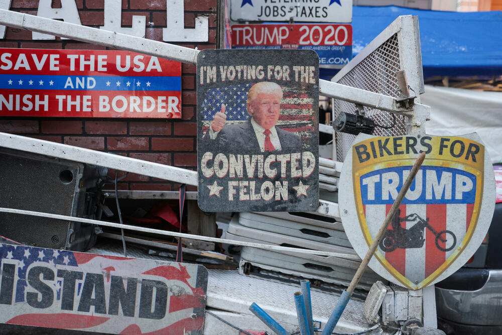 <p>Donald Tramp preuzeo je juče dužnost predsjednika SAD nakon ceremonije inauguracije koja je održana unutar zgrade Kapitola zbog niskih temperatura.</p>  <p>Brojni tehnološki lideri koji su nastojali da pridobiju naklonost nove administracije - uključujući trojicu najbogatijih ljudi na svijetu - imali su istaknuta mjesta na bini, pored nominovanih članova kabineta i članova Trampove porodice. Prisutni su bili i bivši predsjednici Barak Obama, Džordž Buš, Bil Klinton,odlazeći Bajden i njegova potpredsjednica Kamala Haris, koja je izgubila od Trampa u novembru.</p>  <p>Pogledajte kako je protekla inauguracija kroz objektive Rojtersovih fotoreportera.</p>