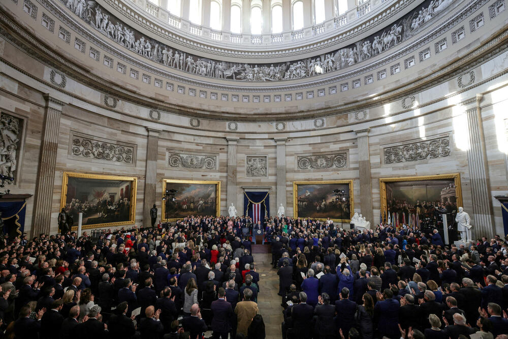 <p>Donald Tramp preuzeo je juče dužnost predsjednika SAD nakon ceremonije inauguracije koja je održana unutar zgrade Kapitola zbog niskih temperatura.</p>  <p>Brojni tehnološki lideri koji su nastojali da pridobiju naklonost nove administracije - uključujući trojicu najbogatijih ljudi na svijetu - imali su istaknuta mjesta na bini, pored nominovanih članova kabineta i članova Trampove porodice. Prisutni su bili i bivši predsjednici Barak Obama, Džordž Buš, Bil Klinton,odlazeći Bajden i njegova potpredsjednica Kamala Haris, koja je izgubila od Trampa u novembru.</p>  <p>Pogledajte kako je protekla inauguracija kroz objektive Rojtersovih fotoreportera.</p>