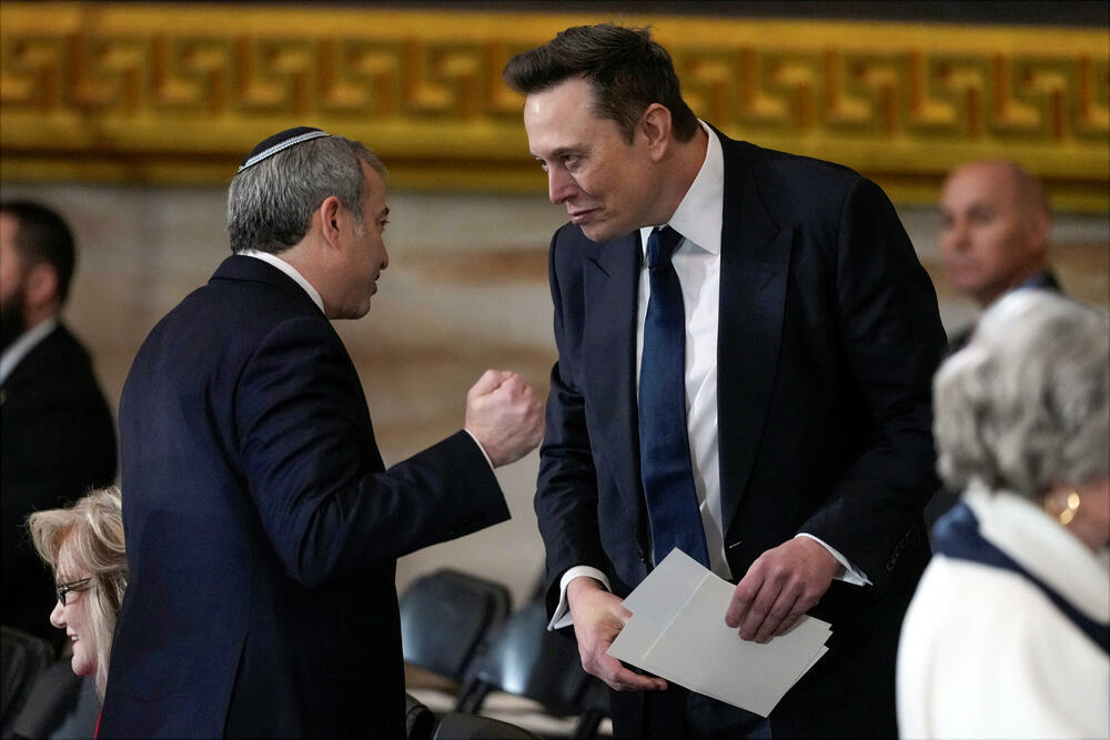 <p>Donald Tramp preuzeo je juče dužnost predsjednika SAD nakon ceremonije inauguracije koja je održana unutar zgrade Kapitola zbog niskih temperatura.</p>  <p>Brojni tehnološki lideri koji su nastojali da pridobiju naklonost nove administracije - uključujući trojicu najbogatijih ljudi na svijetu - imali su istaknuta mjesta na bini, pored nominovanih članova kabineta i članova Trampove porodice. Prisutni su bili i bivši predsjednici Barak Obama, Džordž Buš, Bil Klinton,odlazeći Bajden i njegova potpredsjednica Kamala Haris, koja je izgubila od Trampa u novembru.</p>  <p>Pogledajte kako je protekla inauguracija kroz objektive Rojtersovih fotoreportera.</p>