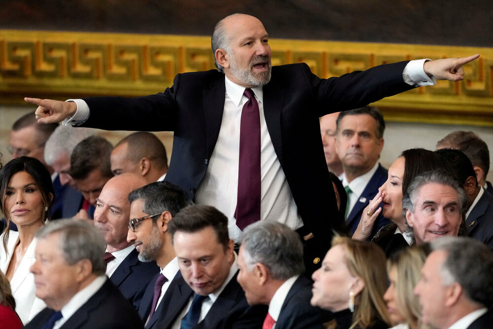 <p>Donald Tramp preuzeo je juče dužnost predsjednika SAD nakon ceremonije inauguracije koja je održana unutar zgrade Kapitola zbog niskih temperatura.</p>  <p>Brojni tehnološki lideri koji su nastojali da pridobiju naklonost nove administracije - uključujući trojicu najbogatijih ljudi na svijetu - imali su istaknuta mjesta na bini, pored nominovanih članova kabineta i članova Trampove porodice. Prisutni su bili i bivši predsjednici Barak Obama, Džordž Buš, Bil Klinton,odlazeći Bajden i njegova potpredsjednica Kamala Haris, koja je izgubila od Trampa u novembru.</p>  <p>Pogledajte kako je protekla inauguracija kroz objektive Rojtersovih fotoreportera.</p>