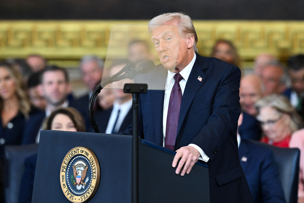 <p>Donald Tramp preuzeo je juče dužnost predsjednika SAD nakon ceremonije inauguracije koja je održana unutar zgrade Kapitola zbog niskih temperatura.</p>  <p>Brojni tehnološki lideri koji su nastojali da pridobiju naklonost nove administracije - uključujući trojicu najbogatijih ljudi na svijetu - imali su istaknuta mjesta na bini, pored nominovanih članova kabineta i članova Trampove porodice. Prisutni su bili i bivši predsjednici Barak Obama, Džordž Buš, Bil Klinton,odlazeći Bajden i njegova potpredsjednica Kamala Haris, koja je izgubila od Trampa u novembru.</p>  <p>Pogledajte kako je protekla inauguracija kroz objektive Rojtersovih fotoreportera.</p>