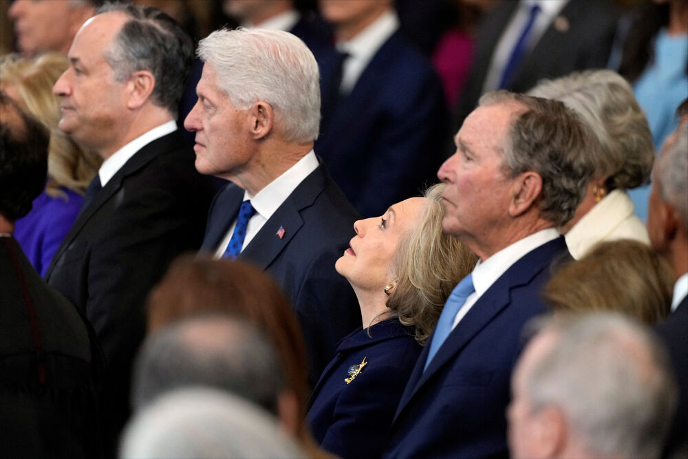 <p>Donald Tramp preuzeo je juče dužnost predsjednika SAD nakon ceremonije inauguracije koja je održana unutar zgrade Kapitola zbog niskih temperatura.</p>  <p>Brojni tehnološki lideri koji su nastojali da pridobiju naklonost nove administracije - uključujući trojicu najbogatijih ljudi na svijetu - imali su istaknuta mjesta na bini, pored nominovanih članova kabineta i članova Trampove porodice. Prisutni su bili i bivši predsjednici Barak Obama, Džordž Buš, Bil Klinton,odlazeći Bajden i njegova potpredsjednica Kamala Haris, koja je izgubila od Trampa u novembru.</p>  <p>Pogledajte kako je protekla inauguracija kroz objektive Rojtersovih fotoreportera.</p>